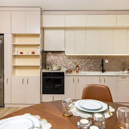 Appartement Sunny Modern 1br Retreat With Cozy Balcony