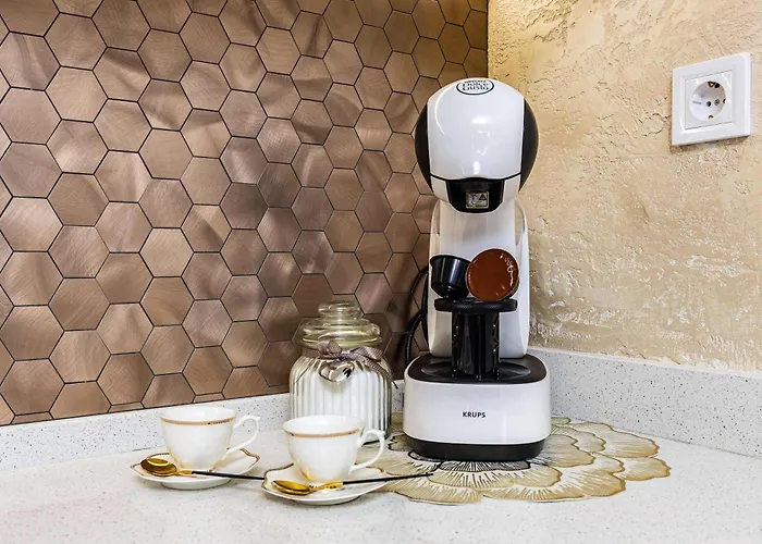 Sunny Modern 1br Retreat With Cozy Balcony