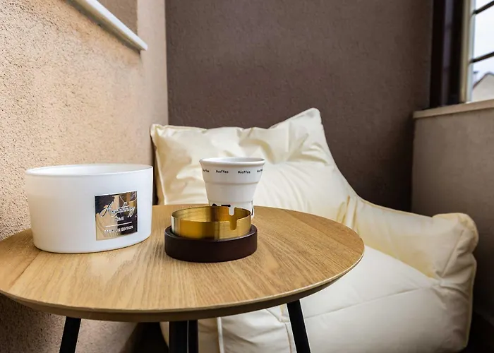 Appartement Sunny Modern 1br Retreat With Cozy Balcony *