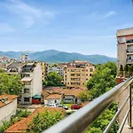 Sunny Modern 1br Retreat With Cozy Balcony Apartment