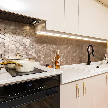 Sunny Modern 1br Retreat With Cozy Balcony *