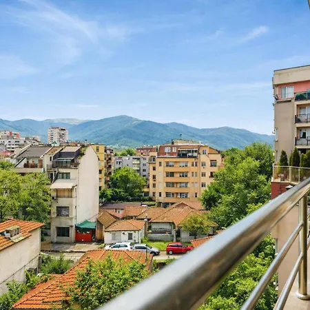 Sunny Modern 1br Retreat With Cozy Balcony Apartamento
