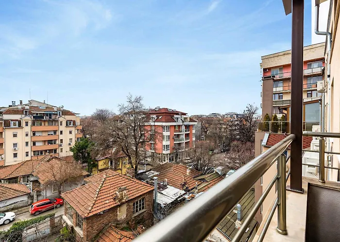 Sunny Modern 1br Retreat With Cozy Balcony